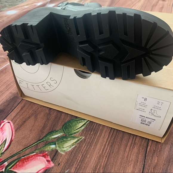 New in box urban outfitters Chloe timeless chunky rubber sole chelsea boots 10 - Picture 4 of 6